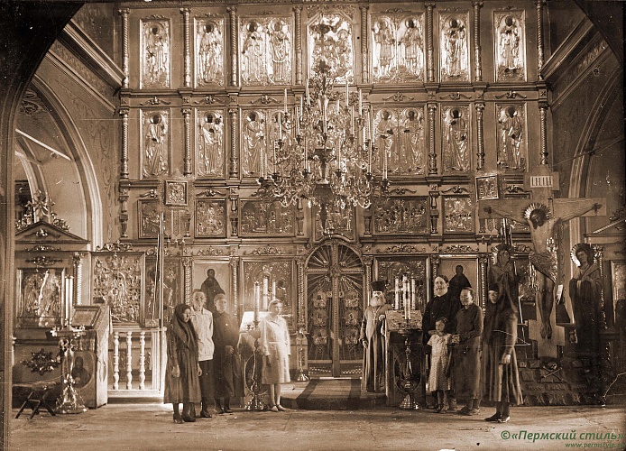 №28. Атрибуция по интерьеру. Иконостас храма. Пермское паспарту. С настоятелем, 1920-е годы