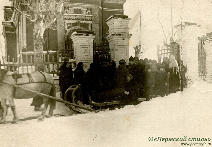 Храм Сретения Господня_07. Проводы усопшего. 1930-е годы