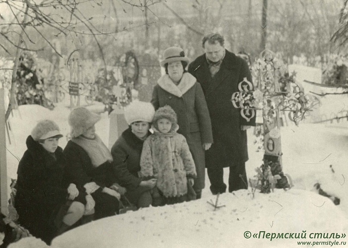 Виктор (Плешков)_097, тайный монах. Родственники на могиле, февраль 1978 года