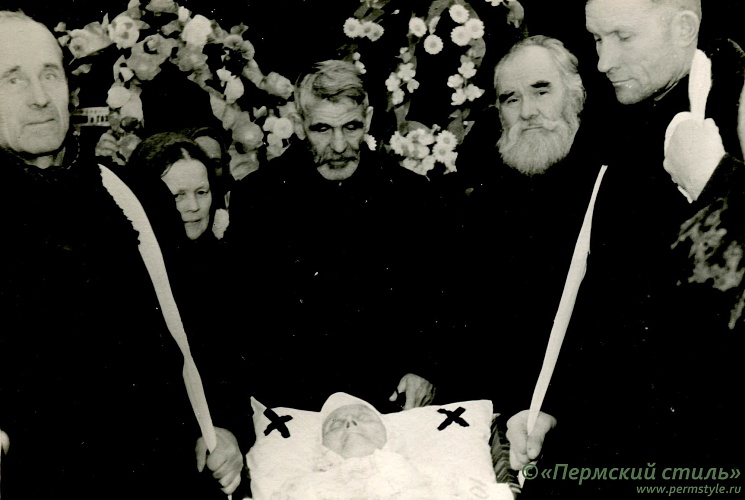 Лычников Владимир_95. Вынос тела усопшей женщины