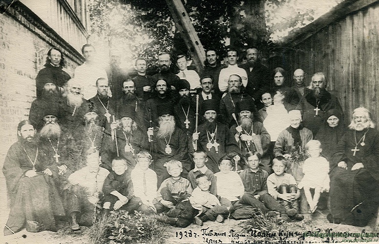 Хрисанф (Клементьев), епископ_04. Епископы и духовенство с мирянами, 1928 год