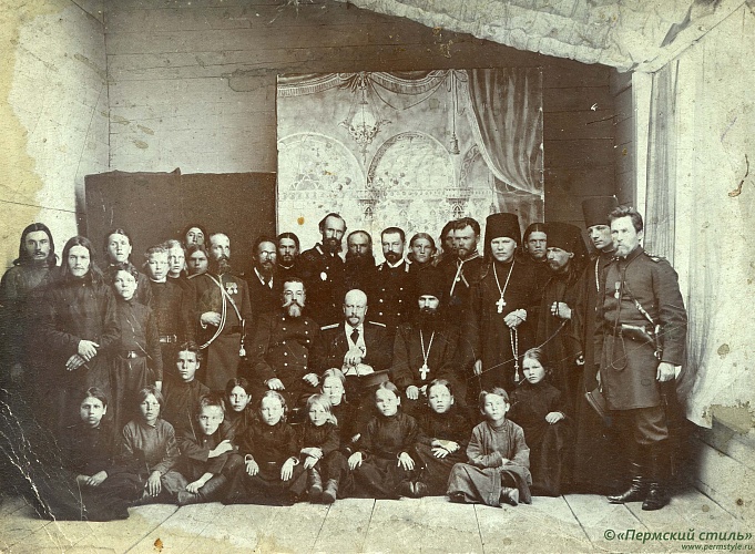 Варлаам (Коноплев)_06. Архимандрит. С братией Белогорского монастыря, пермским губернатором В.А.Лопухиным, детьми и губернским начальством, 1910 г.