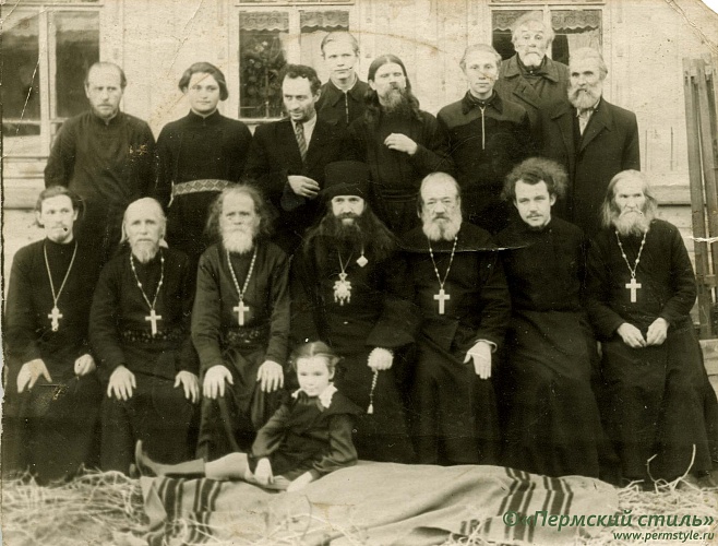 Алексий (Коноплев), епископ_06. На приходе, с.Лёнва. 1-й ряд, слева направо: 1- иерей Павел Сюткин, 2 - протоиерей Афанасий Евстюнин, 3 - протоиерей Сергий Терехин, 4 - епископ Алексий (Коноплев), 5 - протоиерей Павел Красных, 6 - протодиакон 7 - Андрей М