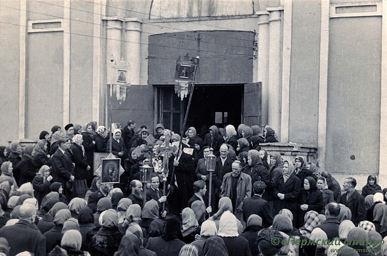 Свято-Троицкий собор_072. 9 мая 1961 года  Выход крестного хода из собора. Праздник св. Стефана Пермского