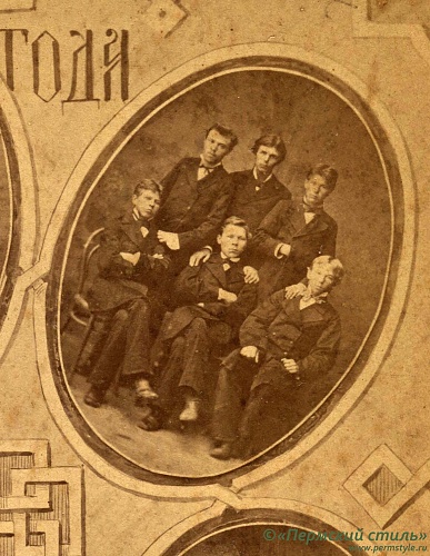 Никанор (Пономарев), еп.(обновл.)_02. Воспитанники IV класса ПДС за 1882 год (фрагмент). Никанор сидит в центре