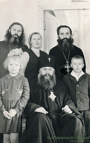 Иоанн (Чувызгалов)_016, архимандрит. С Владыкой Леонидом (Поляковым), о.Александром Обориным и матушкой Анной. Лысьва, 30 января 1965 года