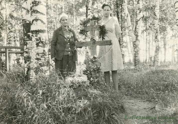 Окулов Иоанн Митрофанович, священномученик_03. У могилы. Слева - матушка Зинаида Окулова