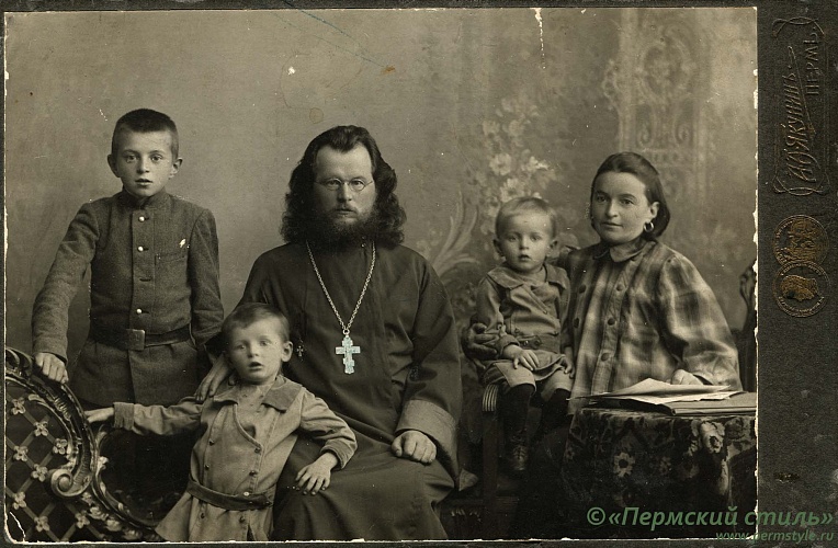 Бабин Николай, священник_02. Фото около 1913 года. С супругой Агнией и сыновьями