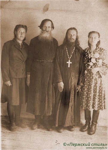 ВНП_0344. Иоанн Покровский, священник. Со старцем Акакием и послушницей Еленой