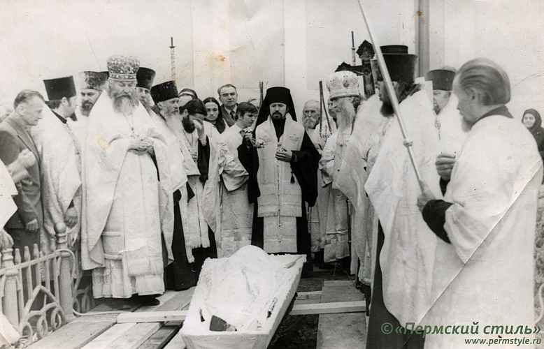 Илиан (Востряков), епископ_11. Погребение архиепископа Николая (Бычковского) за алтарём Свято-Троицкого собора. 4 июня 1981 года