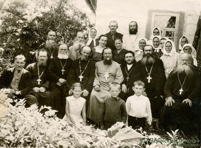 о.Иоанн Покровский_006. У дома с духовенством и семьёй, в с.Синявка Черниговской области