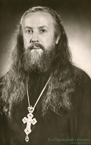 о.Владимир (Жохов)_107, протоиерей. Крест с украшением. (Из архива о.Алексия (Марченко)