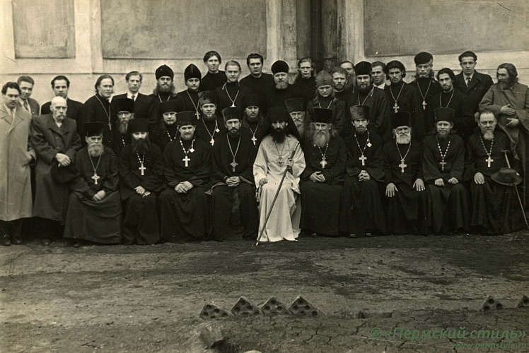 Павел (Голышев)_025. Преосвященный Павел с духовенством и мирянами, 1959 год