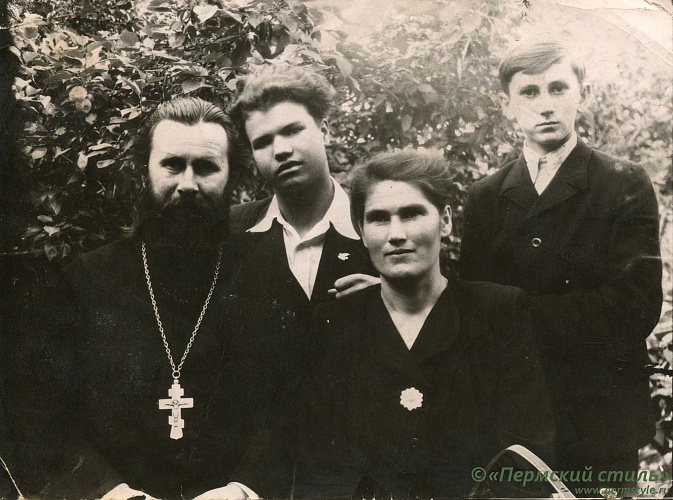 Еп.Пантелеимон (Митрюковский)_03. С семьей. Матушка Нина, сын Виталий (игумен Серафим)