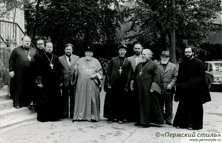 Николай (Бычковский), архиепископ_39. Юбилей Архипастыря. Пермь, 30 мая 1980 года. 65-ти летие служения в священном сане. С Пермским духовенством. Слева направо: 1– о.Борис Вишняков, 2 – будущий архимандрит Вениамин (Трепалюк) (?), 3 – протоиерей Виктор Г