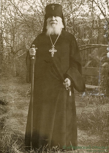 Иоанн (Лавриненко)_09. В саду, г.Алма-Ата