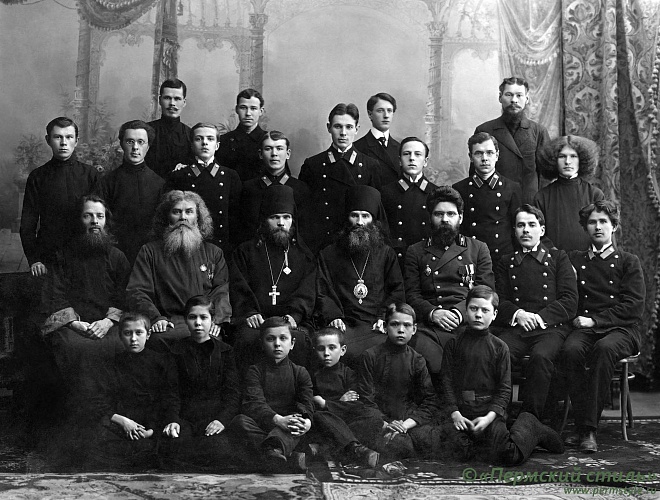 Андроник (Никольский), архиепископ_03. Со студентами и преподавателями ПДС, прочими лицами, фото не позднее июля 1916 года. Второй ряд слева направо: 2 - протодиакон Матфей Попов, 3 – ректор ПДС архимандрит Пимен (Белоликов), 4 – владыка Андроник (Никольс