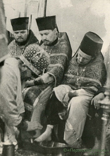 Иоасаф (Овсянников), архиепископ_16. Пермь, омовение ног. С о.Виктором Барановым (игумен Серафим), о.Иоанном Сексяевым (архим.Стефан), о.Самуилом Гагариным