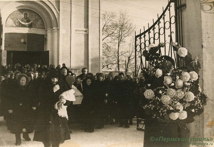 о.Владимир (Жохов)_117, протоиерей. Последний путь мамы - Анны Никитичны Жоховой. Пермский кафедральный собор, 3 декабря 1962 года. (Из архива о.Алексия (Марченко)