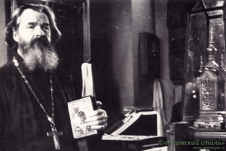 Сергеев Никифор, протоиерей_01. В алтаре
