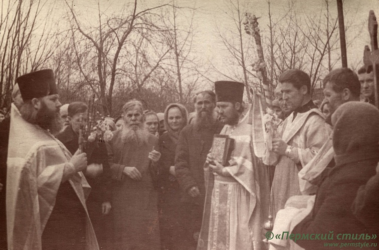 Лычников Владимир_57. Слева с крестом в руках – протоиерей Александр Оборин, напротив него с Евангелием в руках – священник Павел Сюткин с прихожанами. Праздничный крестный ход.. Лысьва или Добрянка, 1960-е годы