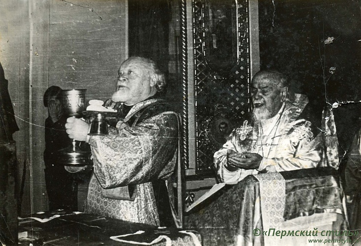 Николай (Бычковский), архиепископ_03. Литургия. С Владыкой - протодиакон Василий Возгомент