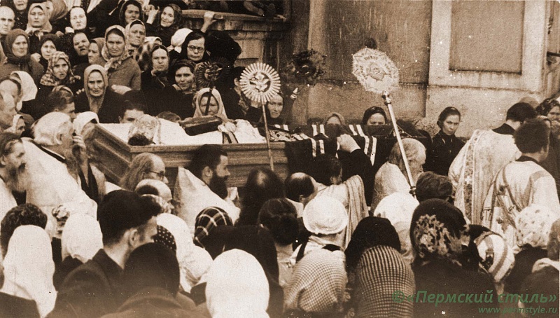 ВНП_1115. Похороны Владыки Товии  (Остроумова). Вынос гроба. Молотов, 7 мая 1957 года
