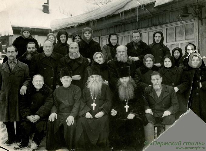 Лычников Владимир_55. В первом ряду сидят, слева направо: третий – протоиерей Владимир Лычников, четвертый – Игнатий Габов. С прихожанами. На обороте: «Снимались Чусовой 29/XII 62 г.»