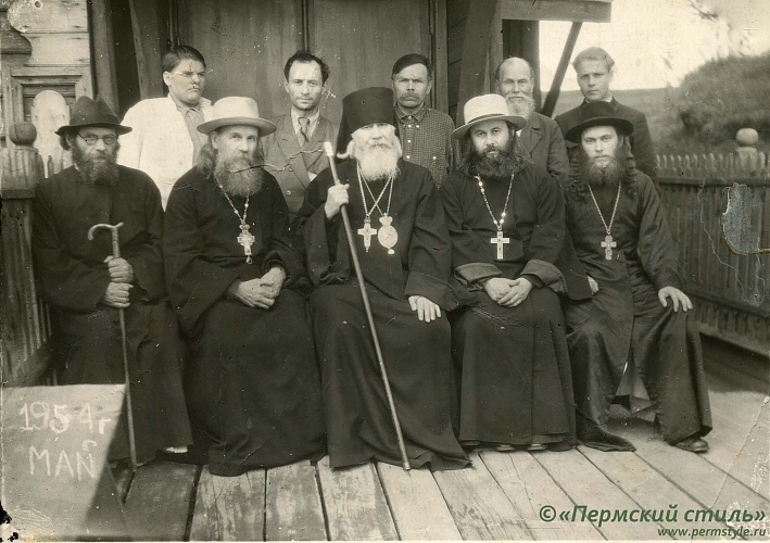 ВНП_9993. Владыка Иоанн (Лавриненко) на приходе. Май, 1954 года. Справа от владыки - о.Борис Попов, слева - о.Александр Оборин