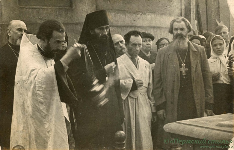 Сергеев Никифор, протоиерей_06. Панихида у могилы владыки Александра (Толстопятова)