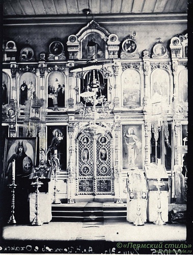 Оханск, церковь Александра Невского_05.  Центральный иконостас, 1931 год