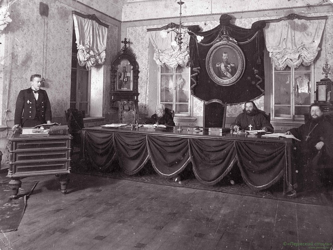 Иринарх (Пьянков), протоиерей_02 Члены Пермской Духовной консистории, фото до 1904 года. За столом слева-направо: о.Иринарх Васильевич Пьянков,  свщнмч.Алексий (Будрин), о.Никанор Николаевич Пономарев (будущий 