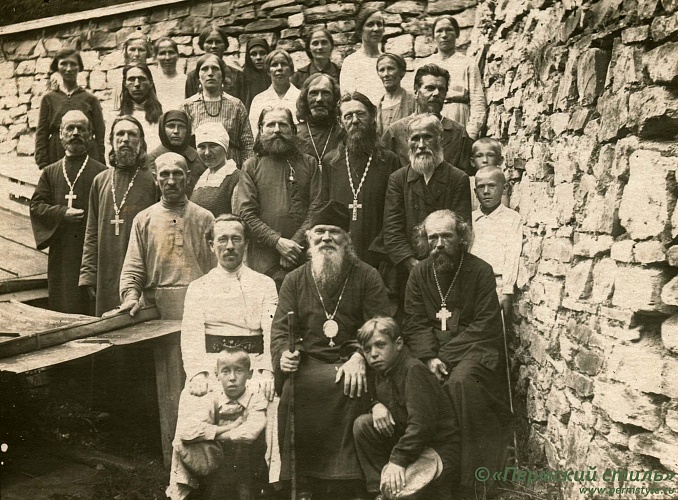 Глеб (Покровский), архиепископ_05. Село Кольцово, 11 июля 1933 года. Справа от Владыки – о.Владимир Сапожников