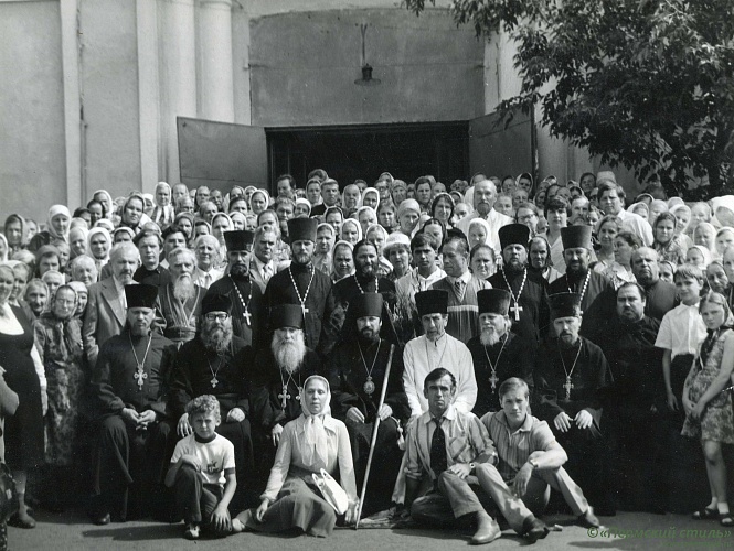 Илиан (Востряков), епископ_06. 2 августа 1982 года. 2-й ряд (сидят), слева-направо: 1- о.Иоанн Патласов, 2- , 3- архимандрит Иоанн (Чувызгалов), 4- епископ Илиан (Востряков), 5- о.Михаил Лукканен, 6- о.Герман Бирилов, 7- о.Иоанн Сексяев (в монашестве архи