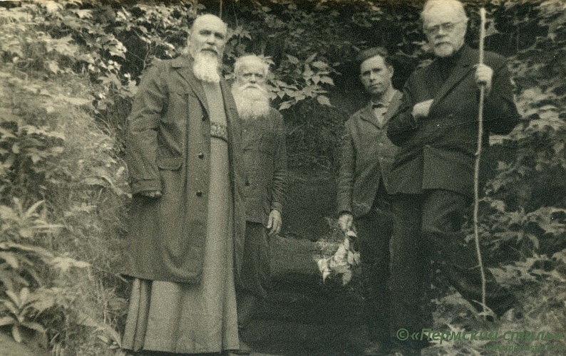 Иоасаф (Овсянников), архиепископ_29. Поездка к пещере прп.Трифона Вятского в Гляденово. Крайний слева – владыка Иоасаф (Овсянников). Крайний справа – Виктор Васильевич Плешков