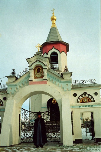 Мирон (Пепеляев)_10. 2002 год. У храма Покрова Пресвятой Богородицы д. Болотово Псковской епархии