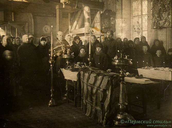 Храм Сретения Господня_10. Отпевание усопших. Священник Петр Тюриков(?) и о.Борис Попов. 1930-е годы