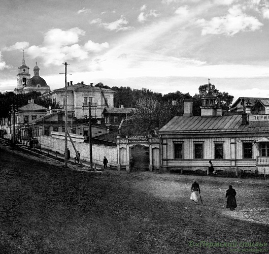 Улица Монастырская. Слева – здание Кафедрального собора.