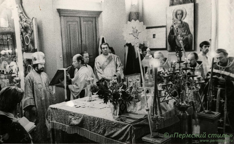 Илиан (Востряков), епископ_16. В алтаре. Пермь, 21 июня 1981 года
