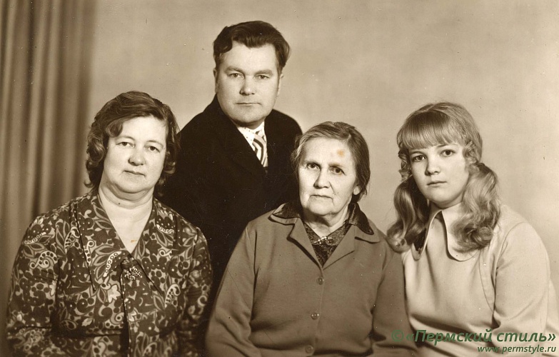 Накаряков Михаил Александрович_22, священномученик. Дочь о.Михаила – Зинаида и её семья: дочь – Надежда, зять – Афанасий, внучка – Ирина. 1975 год
